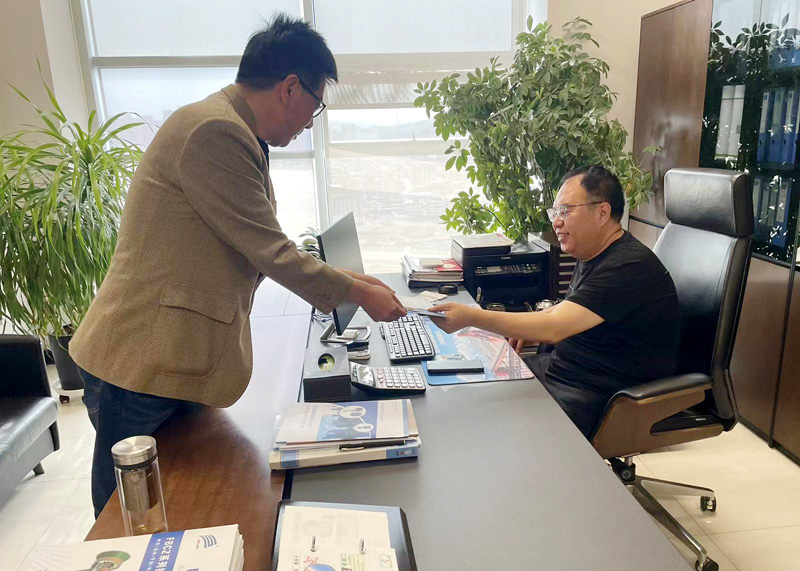 2024.04.11孟庆菲 教瑞芬 诚邀客户参加煤机装备展会加强与客户交流沟通.jpg